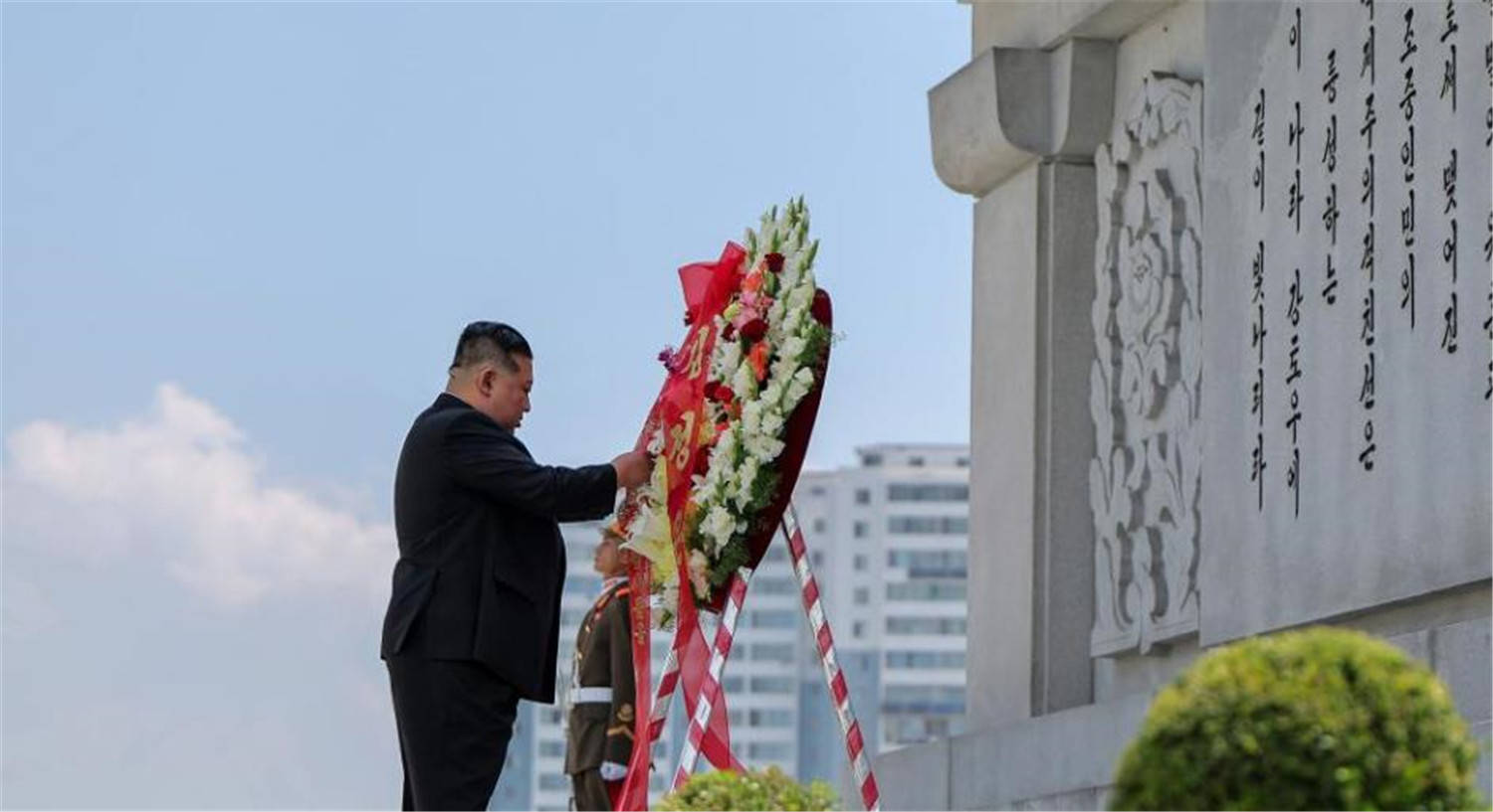 金正恩访华之前，特意带着花去了一个地方，中国人一看，热泪盈眶