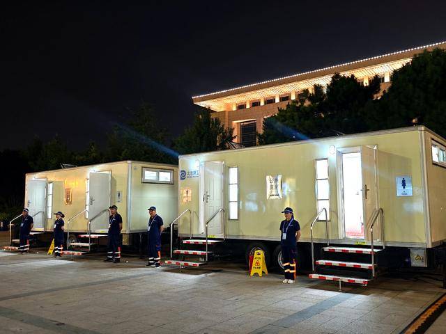 纪念大会上数万军民如厕问题如何解决？幕后保障揭秘——