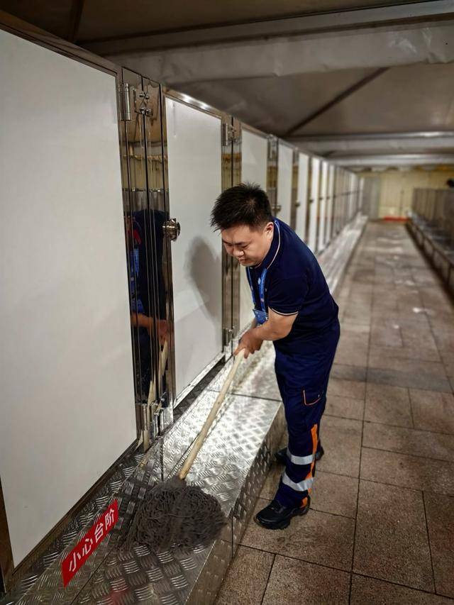 纪念大会上数万军民如厕问题如何解决？幕后保障揭秘——