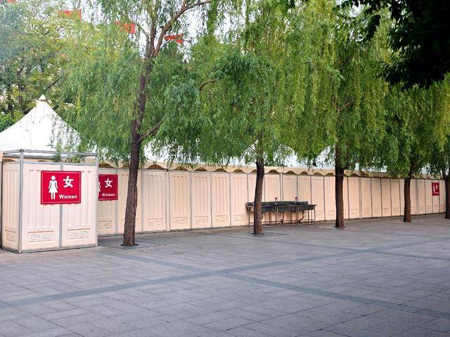 纪念大会上数万军民如厕问题如何解决？幕后保障揭秘——
